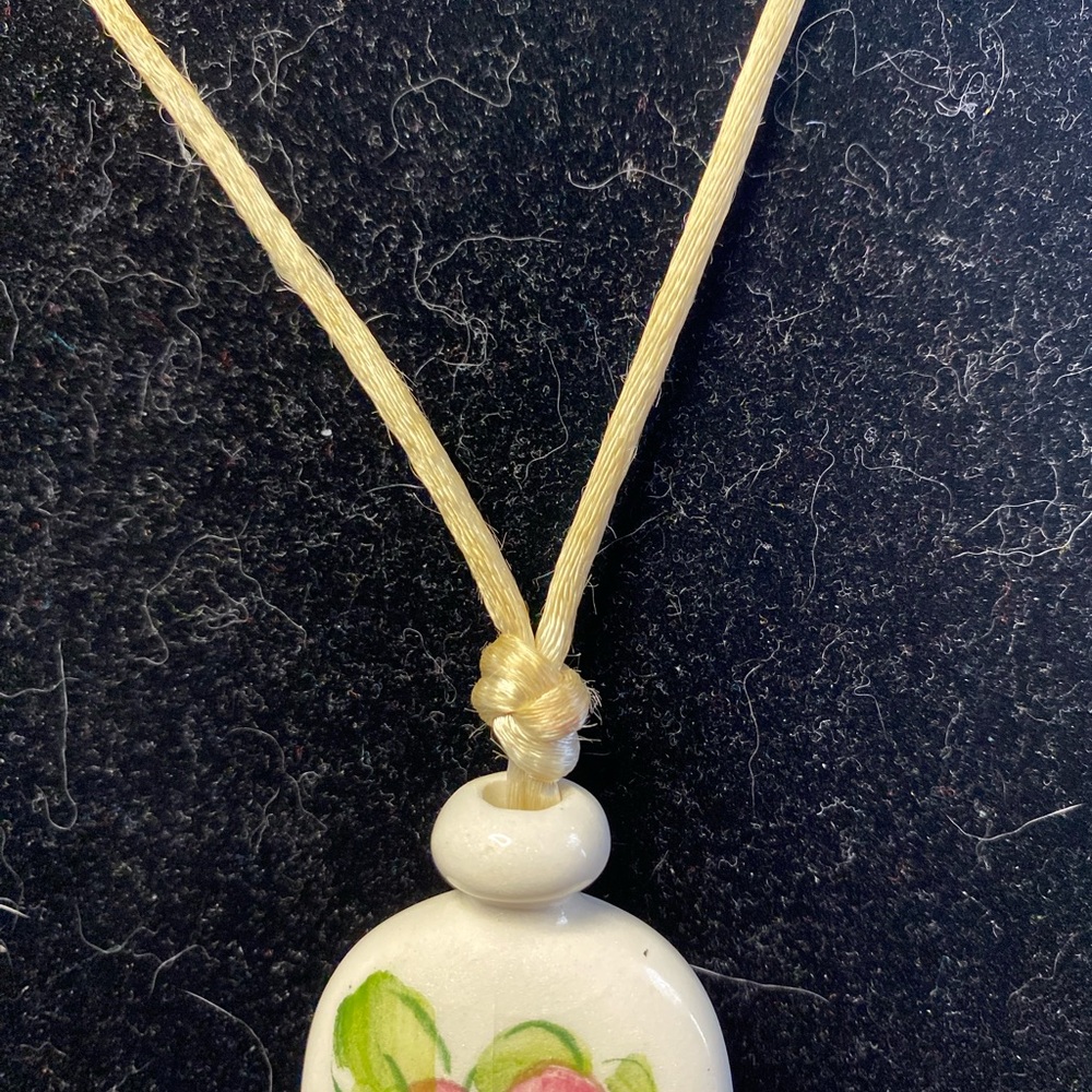Avon hand painted floral pendant on cream colored cord - Picture 4 of 7